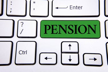 Pension yazma el yazısı metin. Emekli olduktan sonra gelir yaşlılar kazanmak anlam kavramı yaşlı yıl yeşil anahtar düğme üstünde beyaz klavye üzerinde kopya alanı ile yazılı kaydeder. Üstten Görünüm.