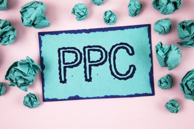 Ödeme başına tıklatın reklam stratejileri doğrudan trafik düz pembe arka plan kağıt topları yapışkan not kağıdına yazılı web sitelerine vitrine Ppc. iş fotoğraf gösterilen not yazma.
