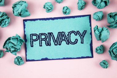 Gizlilik gösterilen not yazma. Kişisel konularda ve bilgi düz pembe arka plan kağıt topları yapışkan not kağıdına yazılı bir sır olarak tutmak için sağ vitrine iş fotoğraf.