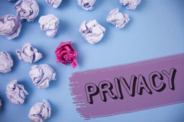 Word metin yazma gizlilik. İş kavramı kişisel konularda ve bilgi boyalı arka plan buruşuk kağıt topları yanındaki yazılı bir sır olarak tutmaya hakkı için.