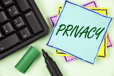 Gizlilik yazma el yazısı metin. Şu kişisel konularda ve bilgi Marker ve klavye düz yeşil renkli yapışkan not kağıdına yazılı bir sır olarak tutmak anlam kavramı.