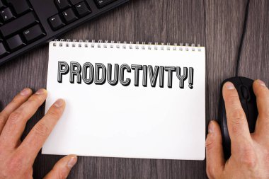 Verimlilik motivasyonel ara gösterilen not yazma. Etkili iş büyük perfomance başarı odak üstünde not etmek ahşap arka plan üzerinde klavye ve fare yanında yazılı vitrine iş fotoğraf.