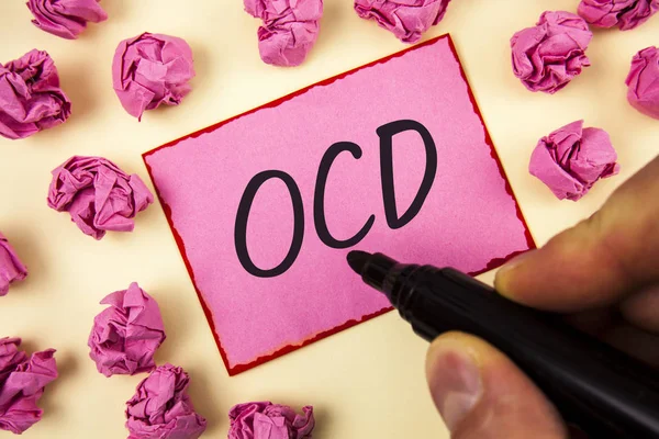 Znak tekstowy Wyświetlono Ocd. Koncepcyjne zdjęcie obsesyjno-kompulsywne zaburzenia psychologiczne choroby stan chorobowy napisane przez człowieka na karteczkę papieru posiadających Marker na tle zwykłego papieru kule. — Zdjęcie stockowe