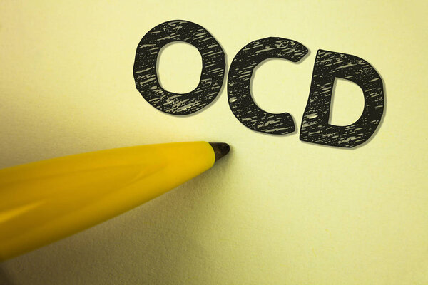 Текст слова Ocd. Деловая концепция обсессивно-компульсивного расстройства Психологическое заболевание Медицинское состояние, написанное на обычном фоне Ручка рядом с ним
.