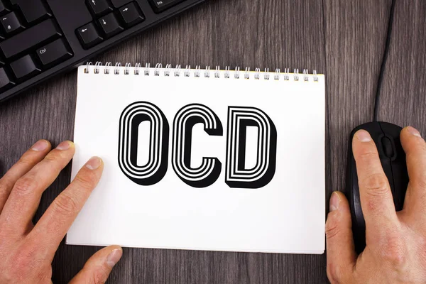 Schrijven van notitie weergegeven: Ocd. Zakelijke foto presentatie van obsessieve compulsieve stoornis psychologische ziekte medische aandoening geschreven op Kladblok op houten achtergrond toetsenbord en muis ernaast. — Stockfoto