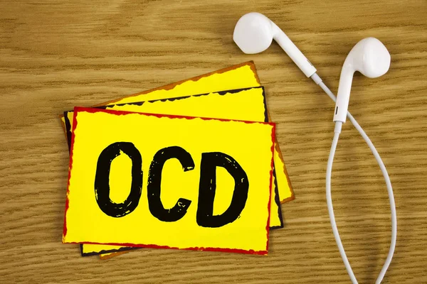 Texte d'écriture de mots Ocd. Concept d'affaires pour le trouble obsessionnel compulsif Maladie psychologique État de santé écrit sur jaune collant Note Papier sur fond en bois Mains libres à côté . — Photo