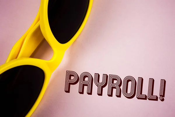 Tekst teken weergegeven: Payroll motiverende noemen. Totale salarissom conceptuele foto betaald door een vennootschap aan haar werknemers op effen roze achtergrond zonnebril ernaast geschreven. — Stockfoto