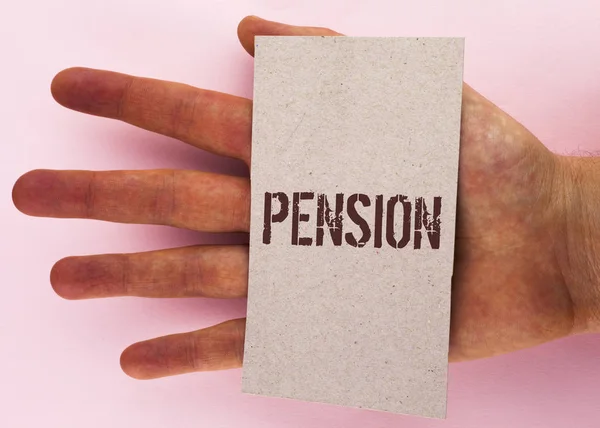 Pension gösterilen metin işareti. Emeklilik tasarruf yaşlı yıl karton parçası üzerinde yazılı yandan düz arka plan üzerine yerleştirilen sonra kavramsal fotoğraf gelir yaşlılar kazanmak. — Stok fotoğraf