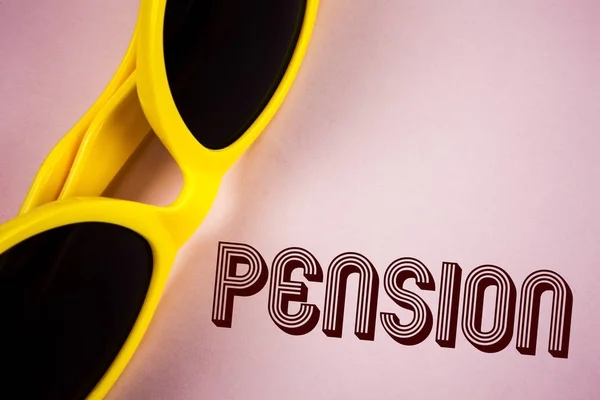 Segno di testo che mostra Pension. Foto concettuale Reddito anziani guadagnano dopo il pensionamento Salva per gli anni anziani scritto su sfondo Plain Pink Occhiali da sole accanto ad esso . — Foto Stock