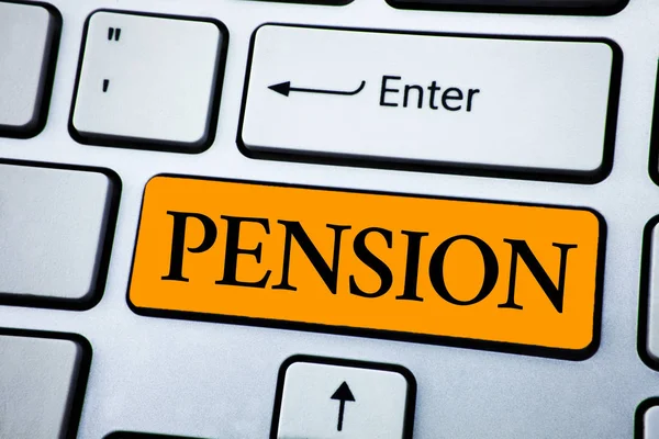 Testo calligrafico Pension. Concetto che significa Reddito anziani guadagnano dopo il pensionamento Risparmia per gli anni anziani scritto su tasto arancione sulla tastiera bianca con spazio di copia. Vista dall'alto . — Foto Stock