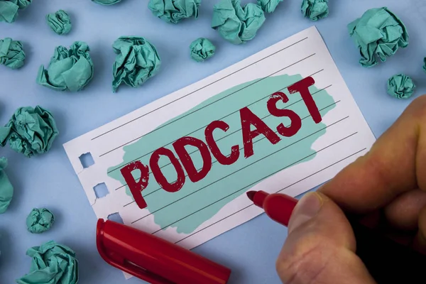 Segno di testo che mostra Podcast. Foto concettuale Trasmissione multimediale online Intrattenimento multimediale Audio digitale scritto dall'uomo su Blocco note dipinto Supporto cartaceo Marker plain background Palline di carta . — Foto Stock