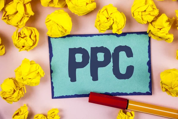 Schrijven van de notitie weergegeven: Ppc. Business foto presentatie van betalen Per Klik reclame strategieën Direct verkeer naar Websites geschreven op notitie papier binnen papier ballen op effen achtergrond Pen — Stockfoto