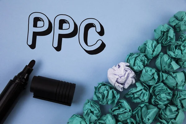 Handgeschreven tekst Ppc. Concept wat betekent betalen Per Klik reclame strategieën Direct verkeer naar Websites geschreven over duidelijke blauwe achtergrond verfrommeld papier ballen en markering ernaast. — Stockfoto