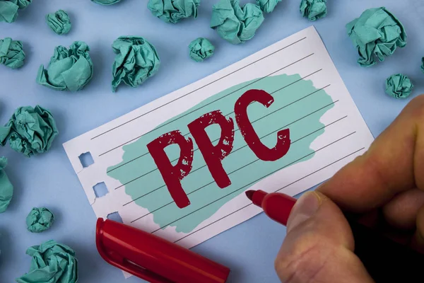 Tekst teken weergegeven: Ppc. conceptuele foto betalen Per Klik reclame strategieën Direct verkeer naar Websites die zijn geschreven door Man op geschilderd Kladblok papier bedrijf Marker effen achtergrond papier ballen. — Stockfoto