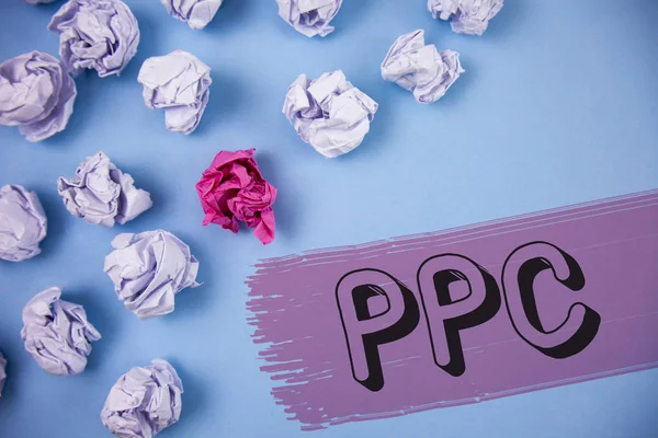 Word tekst Ppc. businessconcept schrijven voor betalen Per Klik reclame strategieën Direct verkeer naar Websites op de Painted achtergrond verfrommeld papier ballen ernaast geschreven. — Stockfoto