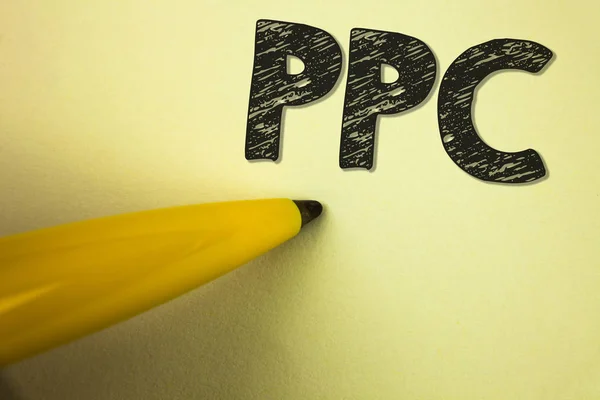 Word scrittura di testo Ppc. Business concept per Pay Per Click Strategie Pubblicitarie Traffico Diretto a Siti Web scritti su sfondo chiaro Penna accanto ad esso . — Foto Stock