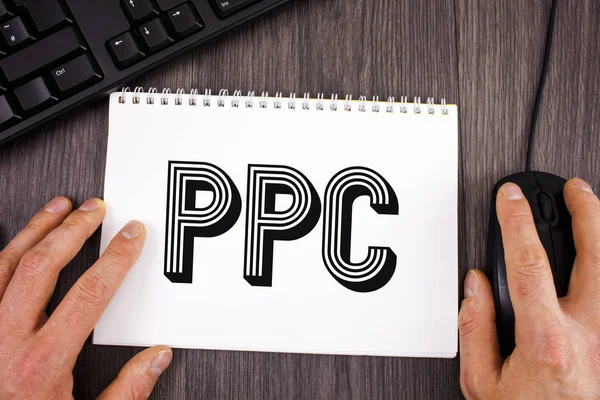 写笔记显示 Ppc. 商业照片展示支付按点击广告策略直接通信到在记事本上写在木制背景键盘和鼠标旁边的网站. — 图库照片