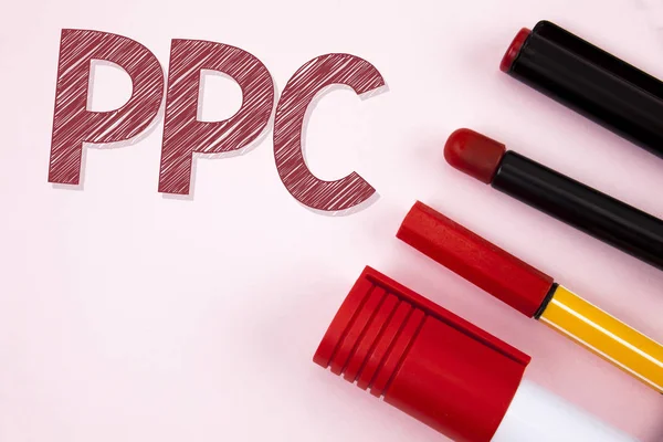 Conceptuele hand schrijven weergegeven: Ppc. Business foto tekst betalen Per Klik reclame strategieën Direct verkeer naar Websites geschreven op effen achtergrond pennen potlood en markering ernaast. — Stockfoto