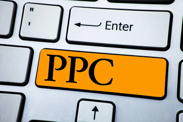 Handgeschreven tekst Ppc. Concept wat betekent betalen Per Klik reclame strategieën Direct verkeer naar Websites op oranje sleutelknop op wit toetsenbord met kopie ruimte geschreven. Bovenaanzicht. — Stockfoto