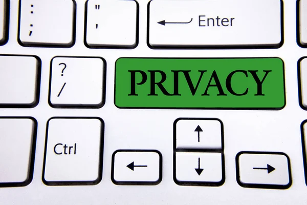 Handgeschreven tekst schrijven van Privacy. Concept wat betekent recht op persoonlijke zaken en informatie als een geschreven op de groene toets knop op witte toetsenbord met kopie ruimte geheim houden. Bovenaanzicht. — Stockfoto