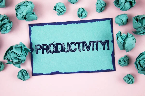 Escribiendo nota mostrando Productividad Motivacional Llamada. Muestra de fotos de negocios Trabajo efectivo Gran perfomance Enfoque de éxito escrito en papel Sticky Note en bolas de papel de fondo rosa liso . — Foto de Stock