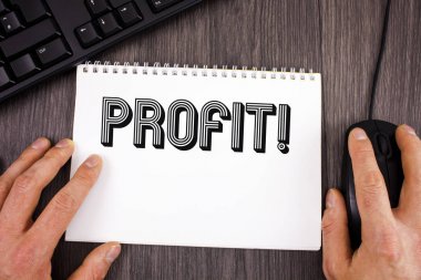 Kar motivasyonel ara gösterilen not yazma. Kazanılan para ödeme maaş iş üstünde not etmek ahşap arka plan üzerinde klavye ve fare yanında yazılı gelir vitrine iş fotoğraf.