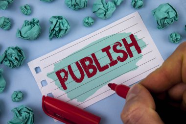 Yayımla gösterilen metin işareti. Kavramsal fotoğraf bilgi kullanılabilir hale insanlar sorunu için adam tarafından boyalı not defteri kağıtta yazılı yazılı bir ürün Marker düz arka plan kağıt topları tutan.