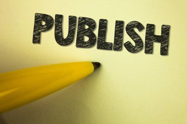 Word metin yazma Yayımla. İş kavramı için bilgi kullanılabilir hale insanlar sorunu için düz arka plan kalem yanındaki yazılı yazılı bir ürün.