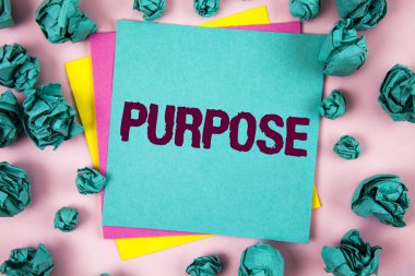 El yazısı metin amaç. İstenilen hedef hedef planlı başarı yapışkan not kağıdı düz arka plan buruşuk kağıt topları yanındaki yazılı bir şey yapmak için bir neden anlam kavramı.