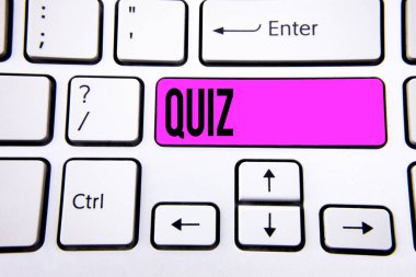Kavramsal el Quiz gösterilen yazma. İş fotoğraf metin kısa testleri değerlendirme sınav beyaz klavye anahtarını düğmesinde kopya alanı ile yazılı bilginizi ölçmek için. Üstten Görünüm.