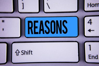 Kavramsal el nedenleri gösterilen yazma. İş fotoğraf için bir eylem veya olay motivasyon anahtar düğme üstünde klavye üzerinde kopya alanı ile yazılı açıklamalar gerekçelerini neden olur vitrine. Üstten Görünüm.