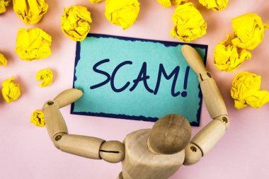 Aldatmaca motivasyonel ara yazma el yazısı metin. Dürüst olmayan hareket dolandırıcılık insanları kandırmak kağıt topları içinde yapışkan not kağıdına düz arka plan ahşap oyuncak üzerinde yazılı para kazanmak için anlam kavramı