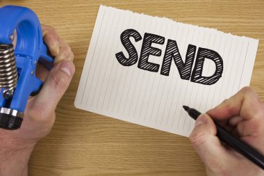 Gösterilen metin işaret gönder. Kavramsal fotoğraf düzenlemek bir şey adam gözyaşı defter kağıt Marker ve aracı tarafından ahşap arka plan üzerinde elinde yazılı bir mesaj teslim posta teslim edilecek bir şey.