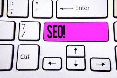 Kavramsal el SEO motivasyonel ara gösterilen yazma. İş fotoğraf metin arama motoru optimizasyonu pazarlama Keywording beyaz klavye anahtarını düğmesinde kopya alanı ile yazılmış. Üstten Görünüm.