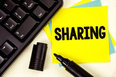 Paylaşım gösterilen not yazma. İş fotoğraf pay vermek bir şey başka bir sahip ortak düz arka plan klavye Marker sarı yapışkan not kağıdına yazılı bir kısmını vitrine