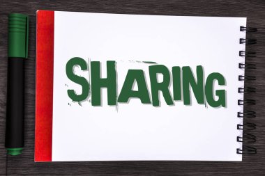 Paylaşım gösterilen not yazma. İş fotoğraf pay vermek bir şey başka bir sahip ortak yanında ahşap gri arka planda Marker not etmek üstünde yazılı bir kısmını vitrine.