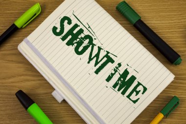 Showtime gösterilen metin işareti. Kavramsal fotoğraf oynamak Film konser performansı olay başlaması planlanıyor zaman defter kitap ahşap arka plan üzerinde kalem işaretçileri yanında yazılı ve.