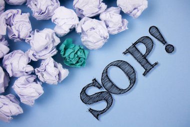 SOP motivasyonel ara gösterilen metin işareti. Kavramsal fotoğraf standart işletim prosedürü kuralları düz mavi yazılı talimatlar kağıt topları yanında arka plan.
