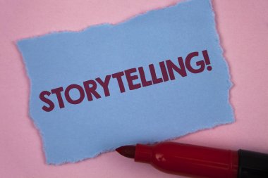 Hikaye anlatımı motivasyonel ara gösterilen not yazma. Tell kısa öyküler düz pembe arka plan Marker gözyaşı mavi yapışkan not kağıdına yazılı kişisel deneyimlerini vitrine iş fotoğraf.