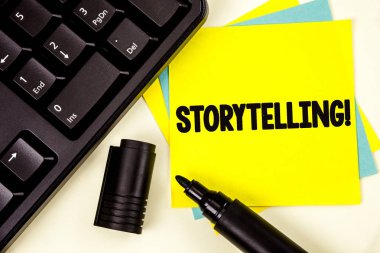 Hikaye anlatımı motivasyonel ara gösterilen not yazma. Tell kısa öyküler düz arka plan klavye Marker sarı yapışkan not kağıdına yazılı kişisel deneyimlerini vitrine iş fotoğraf