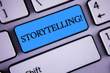 Hikaye anlatımı motivasyonel ara gösterilen not yazma. İş fotoğraf vitrine kısa hikayeler kişisel deneyimlerini beyaz klavye mavi anahtarını düğmesinde kopya alanı ile yazılı söyle. Üstten Görünüm.