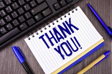 Word metin teşekkürler motivasyonel ara yazma. İş kavramı takdir bildirim ahşap gri arka plan kalem ve siyah klavye üstünde not etmek yanında yazılı Şükran tebrik.