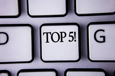 Top 5 motivasyon ara gösterilen metin işareti. Kavramsal fotoğraf en iyi olanlar Kazananlar en popüler kopya alanı ile beyaz klavye anahtar üzerinde yazılı bestseller. Üstten Görünüm.