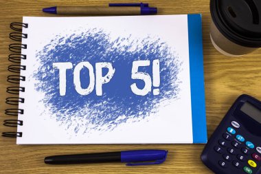 Word metin Top 5 motivasyon ara yazma. İş kavramı en iyi olanlar Kazananlar en popüler ahşap arka plan kalem Kupası üstünde not etmek ve hesap makinesi yanında yazılı bestseller için.