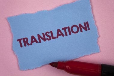 Çeviri motivasyonel ara gösterilen not yazma. İş fotoğraf vitrine dönüşümü sözcükleri veya başka bir dile düz pembe arka plan Marker gözyaşı mavi yapışkan not kağıdına yazılı metinler.