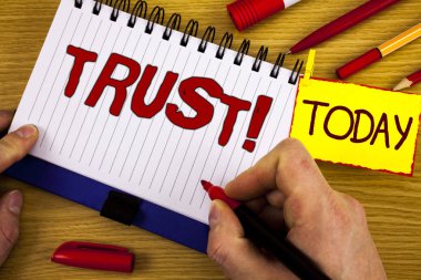 El yazısı metin güven motivasyonel ara. Güvenilirlik gerçek yetenek Marker elinde defter üzerinde ahşap arka plan bugün kalem kalem yanındaki üzerinde yazan güven inanç anlam kavramı