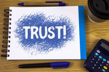 Word metin güven motivasyonel ara yazma. Güvenilirlik gerçek yetenek ahşap arka plan kalem Kupası üstünde not etmek ve hesap makinesi yanında yazılı güven inanç için iş kavramı.