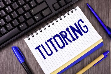 Word metin yazma ders. Ahşap gri arka plan kalem ve siyah klavye üstünde not etmek yanında yazılı dersler rehberlik öğretim talimat hazırlama destek vermek için iş kavramı.