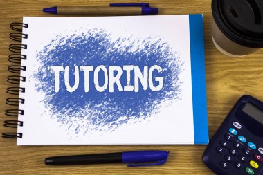 Word metin yazma ders. Ahşap arka plan kalem Kupası üstünde not etmek ve hesap makinesi yanında yazılı dersler rehberlik öğretim talimat hazırlama destek vermek için iş kavramı.