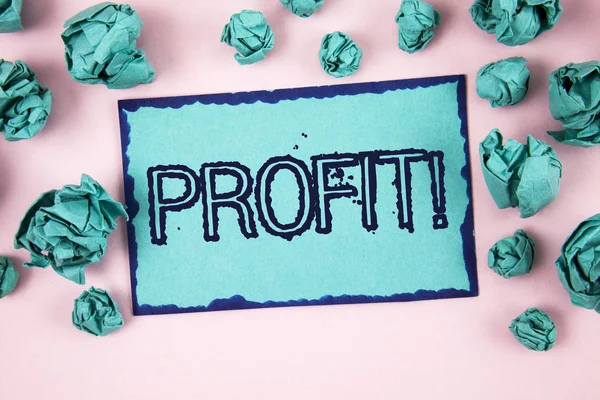 Nota di scrittura che mostra Profit Motivational Call. Business photo showcase Guadagnato Soldi Pagamento Stipendio Business Revenue scritto su appiccicoso Nota carta su sfondo rosa pianura palle di carta . — Foto Stock